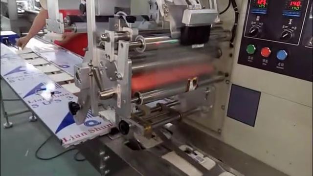 *自動(dòng)貼標(biāo)機(jī)工作圖