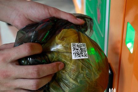 掃描垃圾袋上的二維碼，打開箱門，投放垃圾